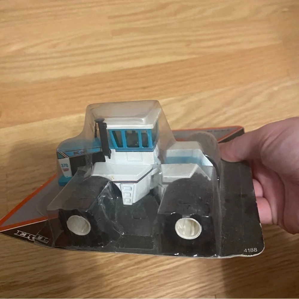 Big Bud Tractor 1/64 W/ Triples Bafus Blue Special Edition NEW Vintage ERTL